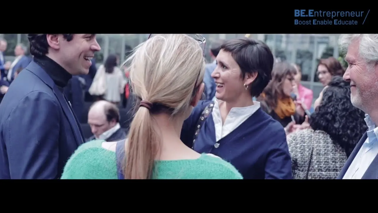 Une image de l'aftermovie : la verrière de TheMerode, comble, avec le panel sur scène.