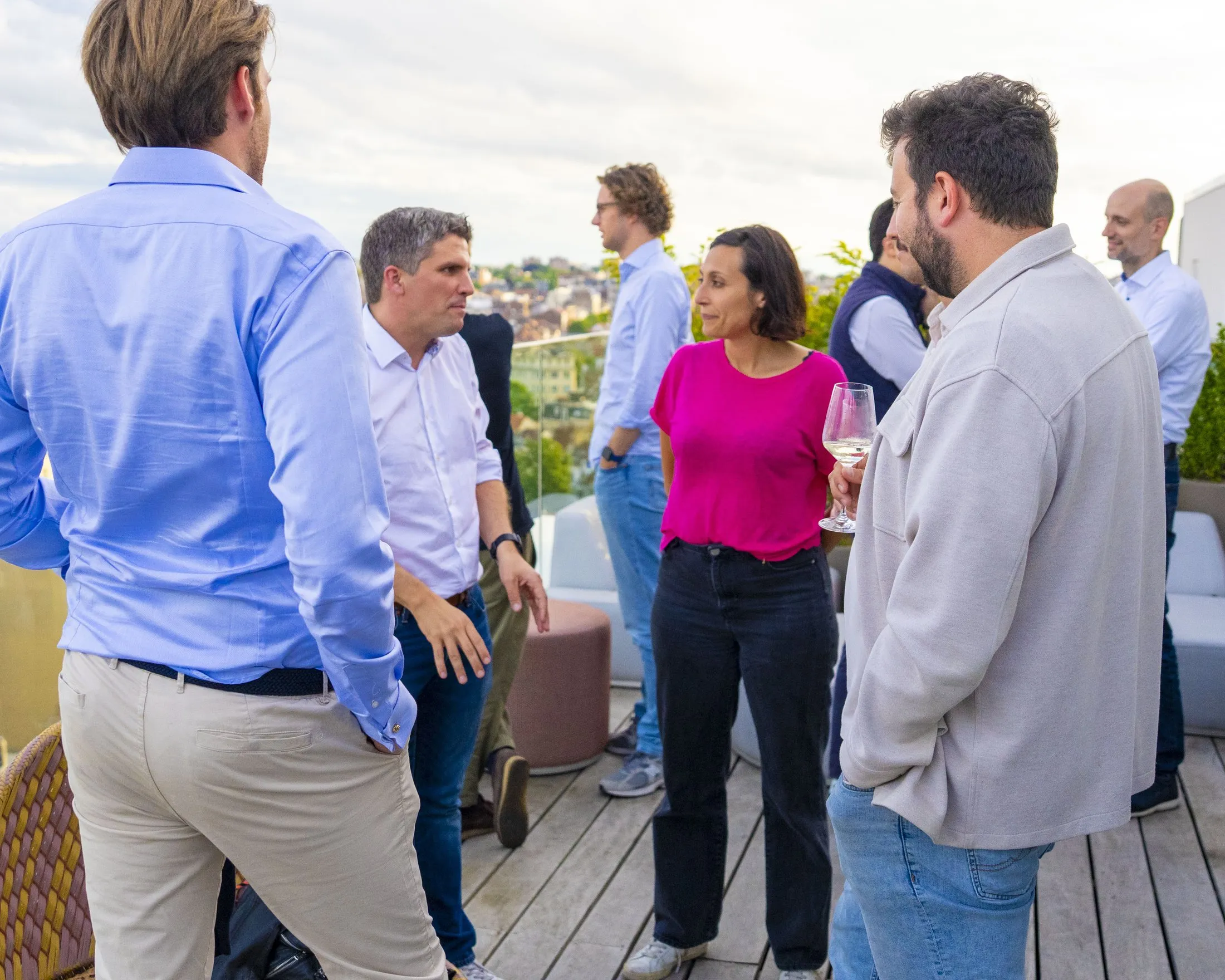 Des BEyonders qui discutent sur une terrasse bruxelloise en été