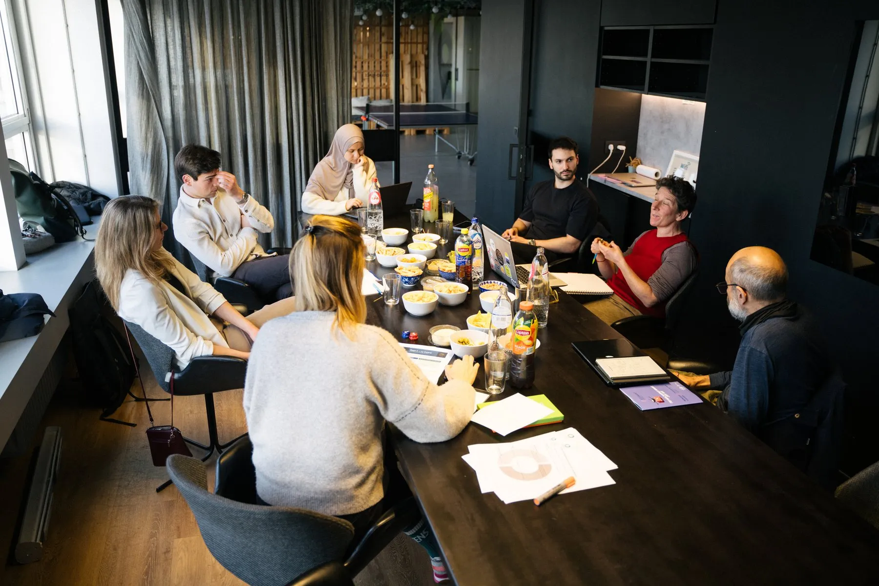 Une session de co-développement autour d'une longue table, vue d'en haut
