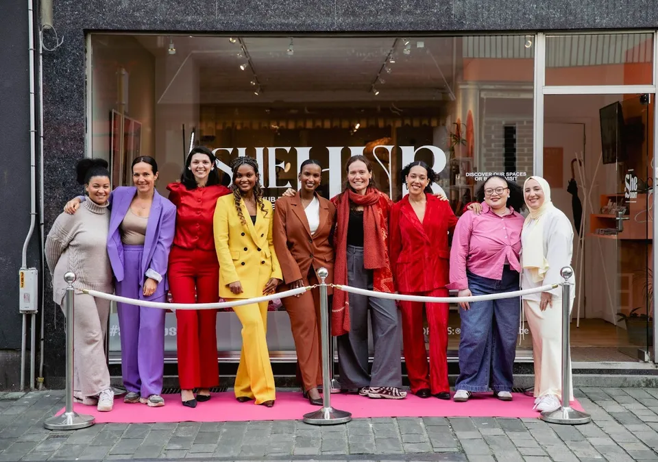 Vrouwen bij de opening van SheHUB, de gemeenschapsruimte van #SheDIDIT.