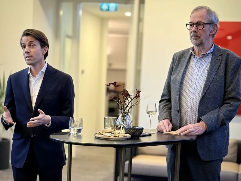 Deux intervenants s'adressent au public lors d'un événement SO Kwadraat.
