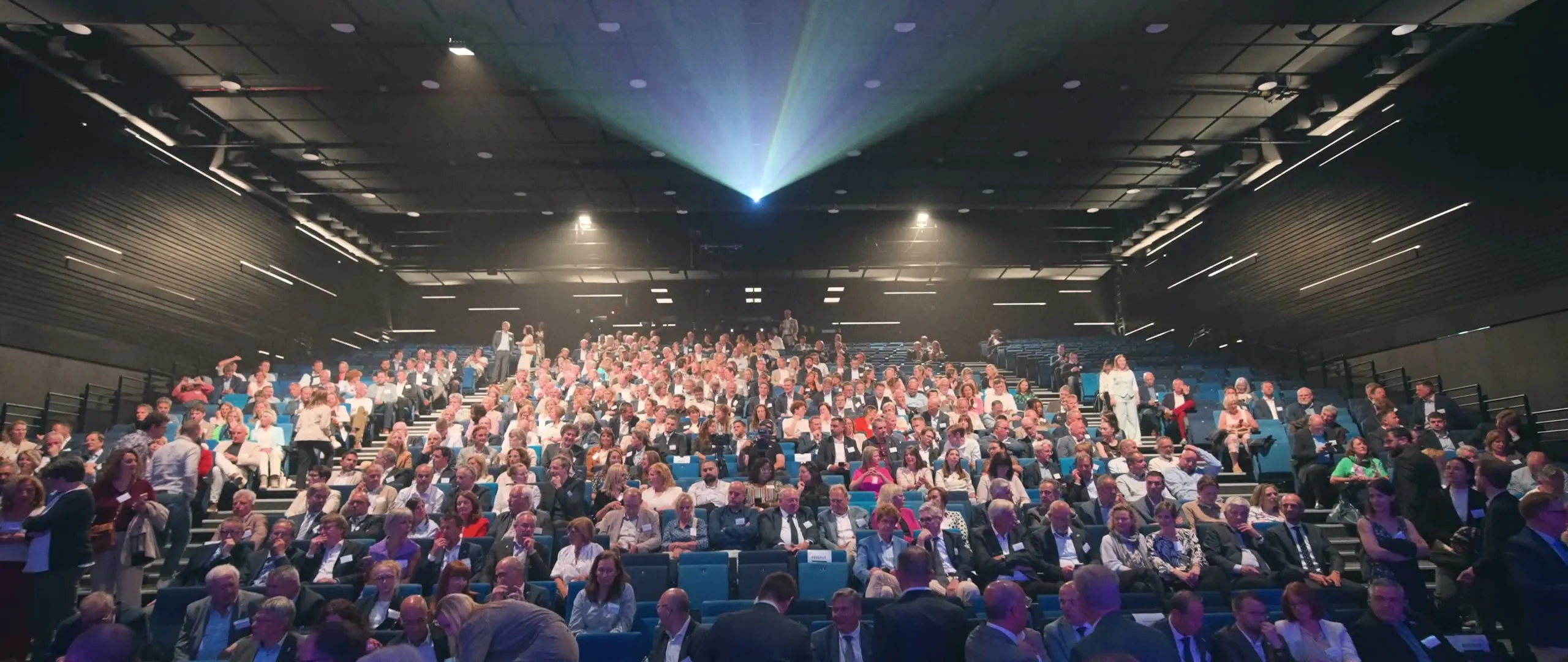 La Sucrerie à Wavre, pleine jusqu'aux derniers rangs, le soir du lancement de Wallons-y! le 2 juin 2026